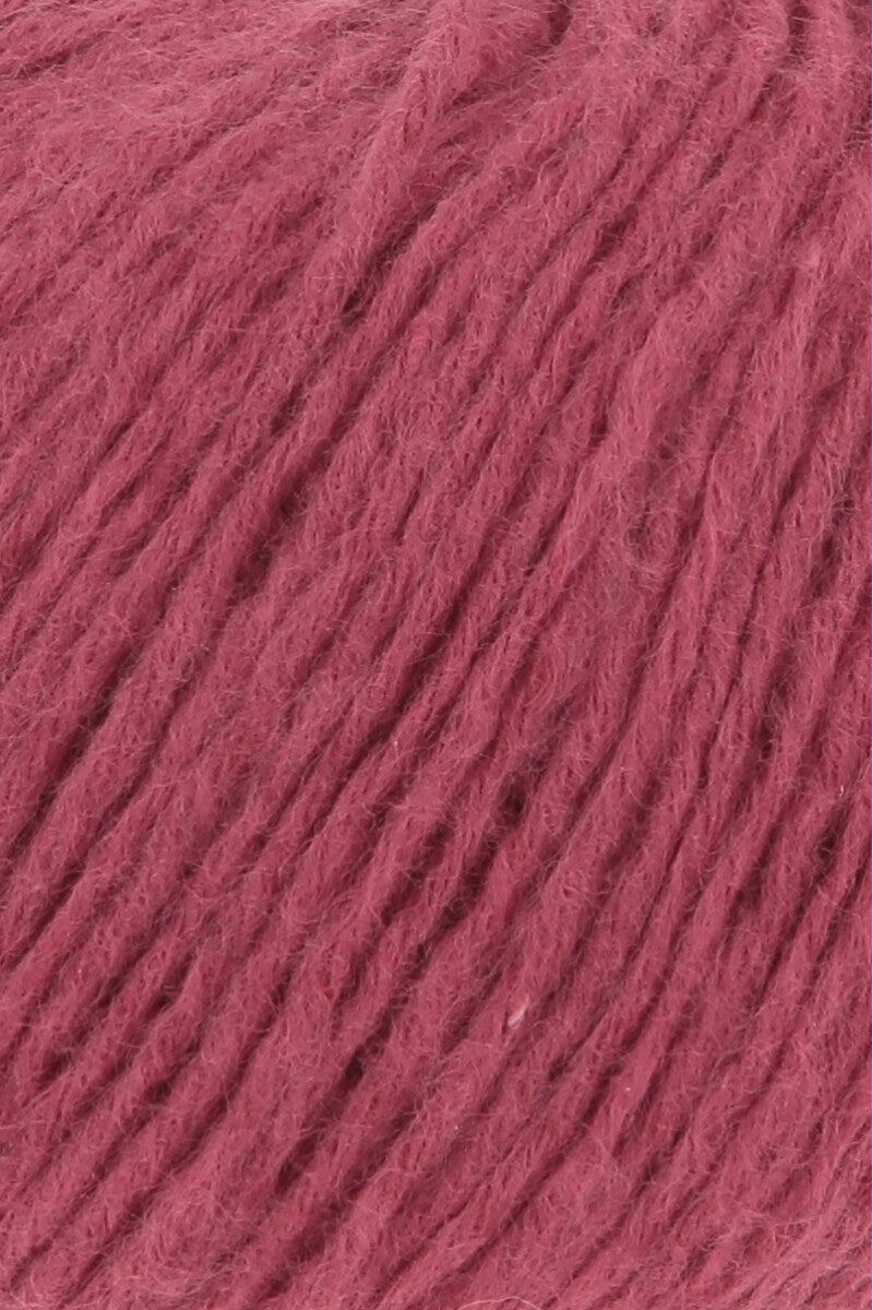 Lang Yarns Whisper – 50g / 125m – Berry (0066) – detail
