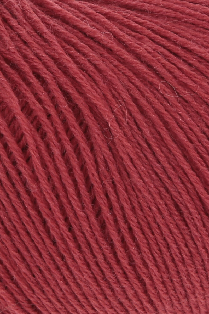 Lang Yarns Merino 400 Lace – 25g / 200m – Red Mélange (0061) – detail