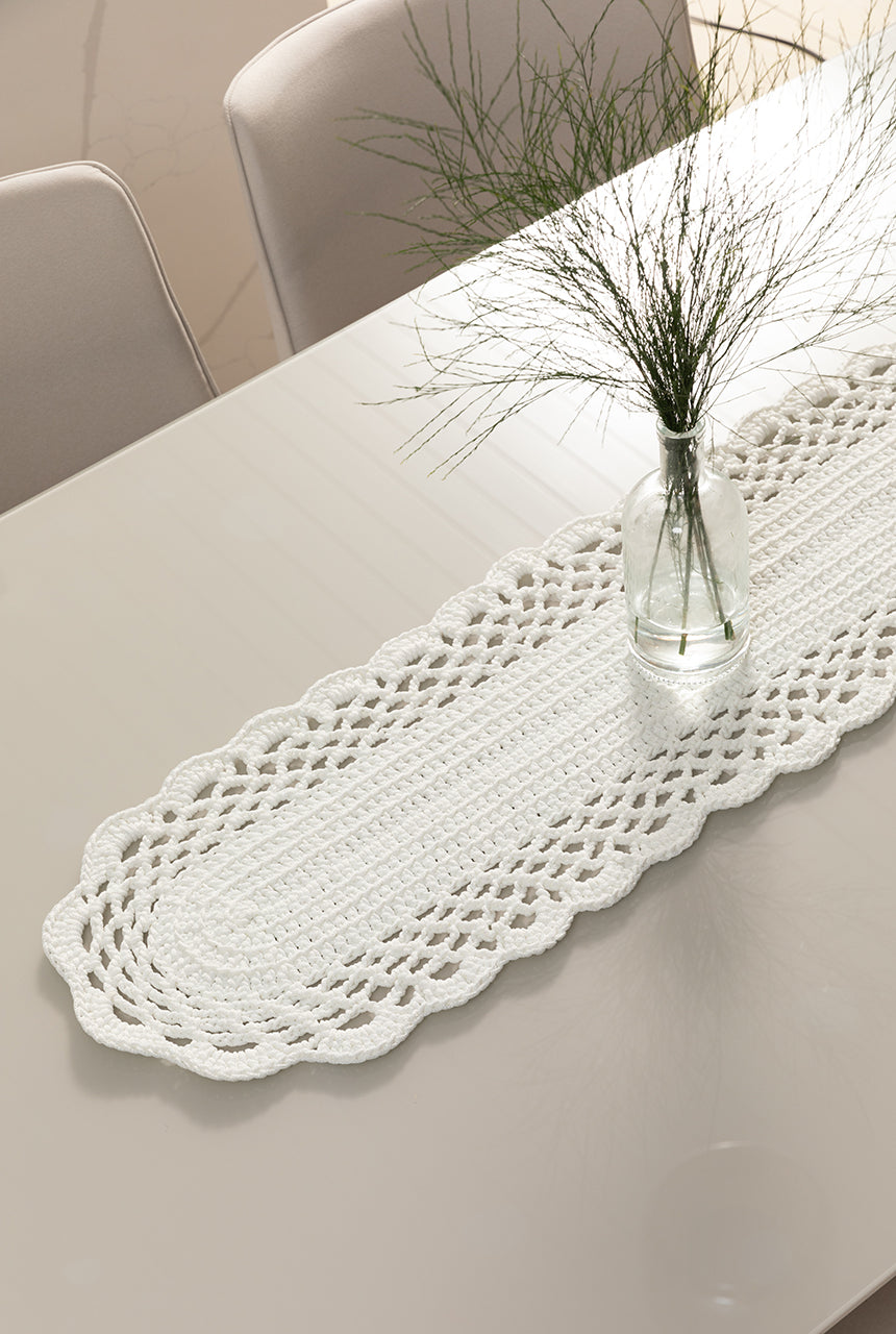 Circulo Fio Náutico Poly 5 mm – Polyester Cord Yarn ( 178 m / 500 g) - A white crocheted table runner with an elegant scalloped edge, styled on a light-colored dining table with a small glass vase containing dried branches.