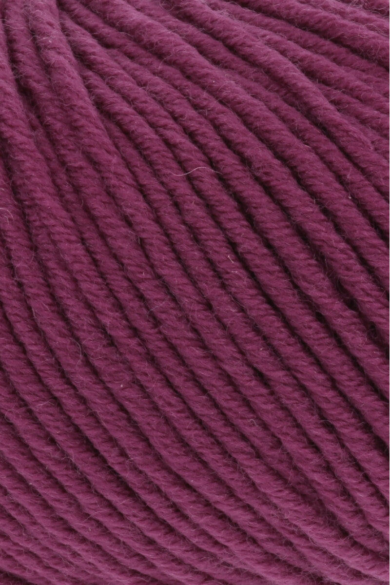 Lang Yarns Merino+ – 50g / 90m – Fuchsia (0166) – detail