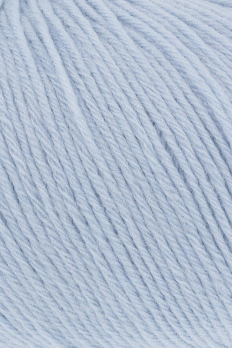 Lang Yarns Merino 200 Bébé Yarn, 203m / 50g – Sky (0320), yarn texture