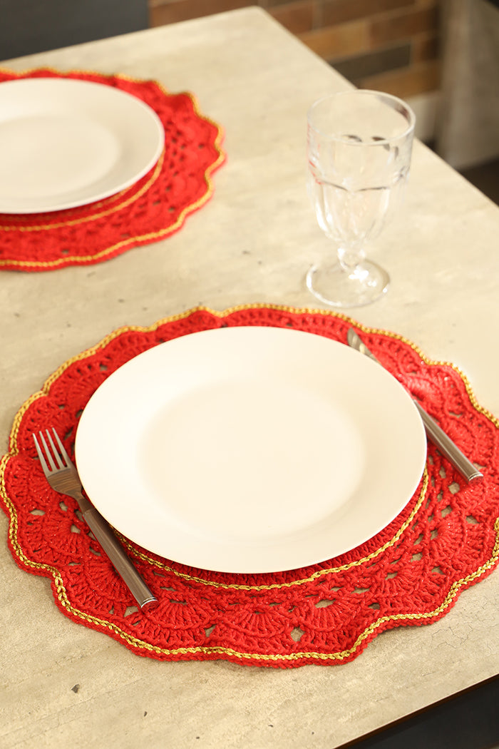 Círculo Barroco Maxcolor Sparkle – Cotton Yarn (216m / 200g) - A styled dining table setting featuring a red crocheted lace placemat with a white plate, silver fork, and knife, alongside a matching placemat in the background.