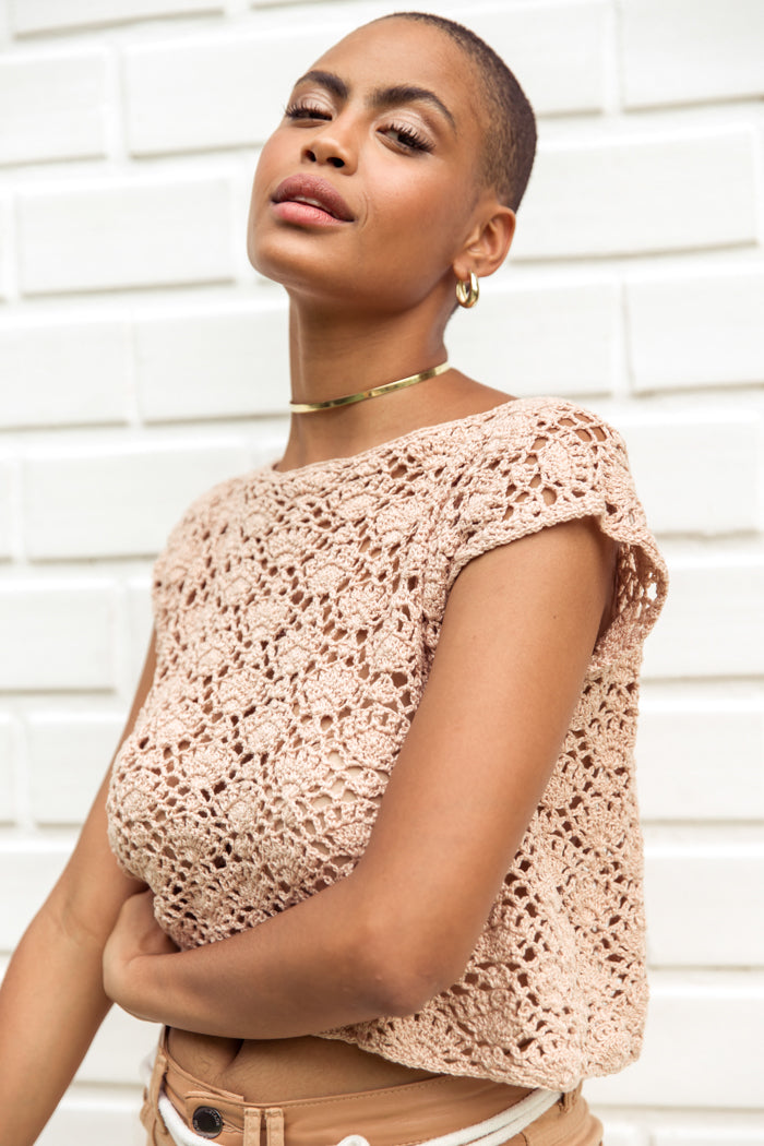 Circulo ANNE - 100% mercerized Cotton Yarn, 500m / 147g - Woman wearing a beige crochet top against a white background
